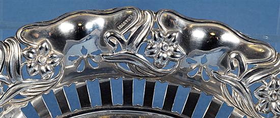 An Edwardian Art Nouveau pierced silver oval dish, by John Round & Son Ltd, length 190mm, weight 3.9oz/122grms.